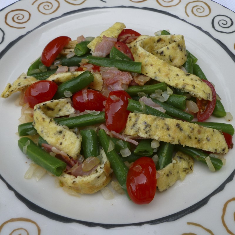 Sperziebonen met spekjes, ui en omelet